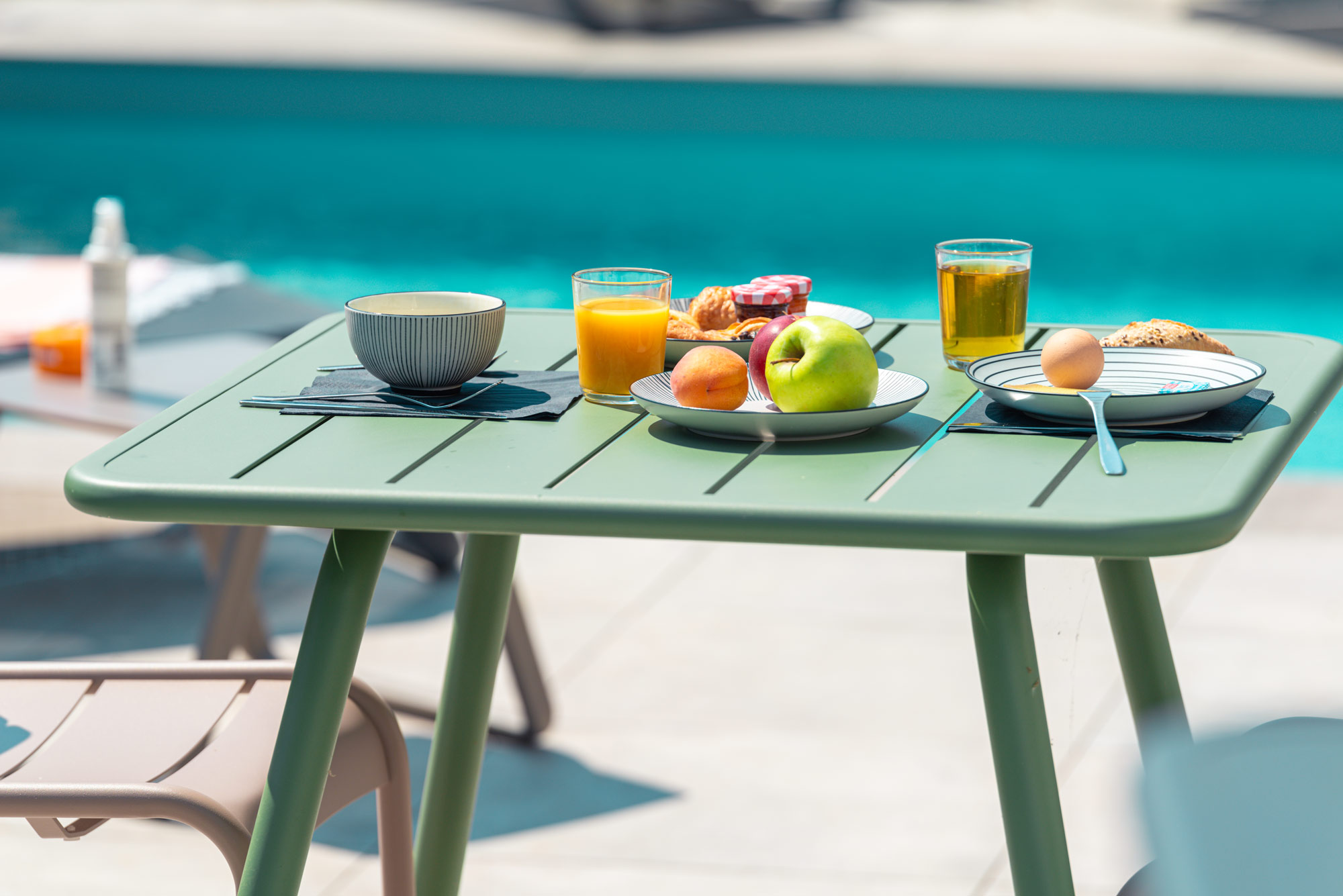 Hôtel literie neuve confort Lyon Meyzieu Stadium Olympique avec piscine et terrasse extérieure